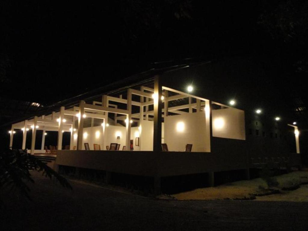 Naaval Hotel Батикалоа Екстериор снимка