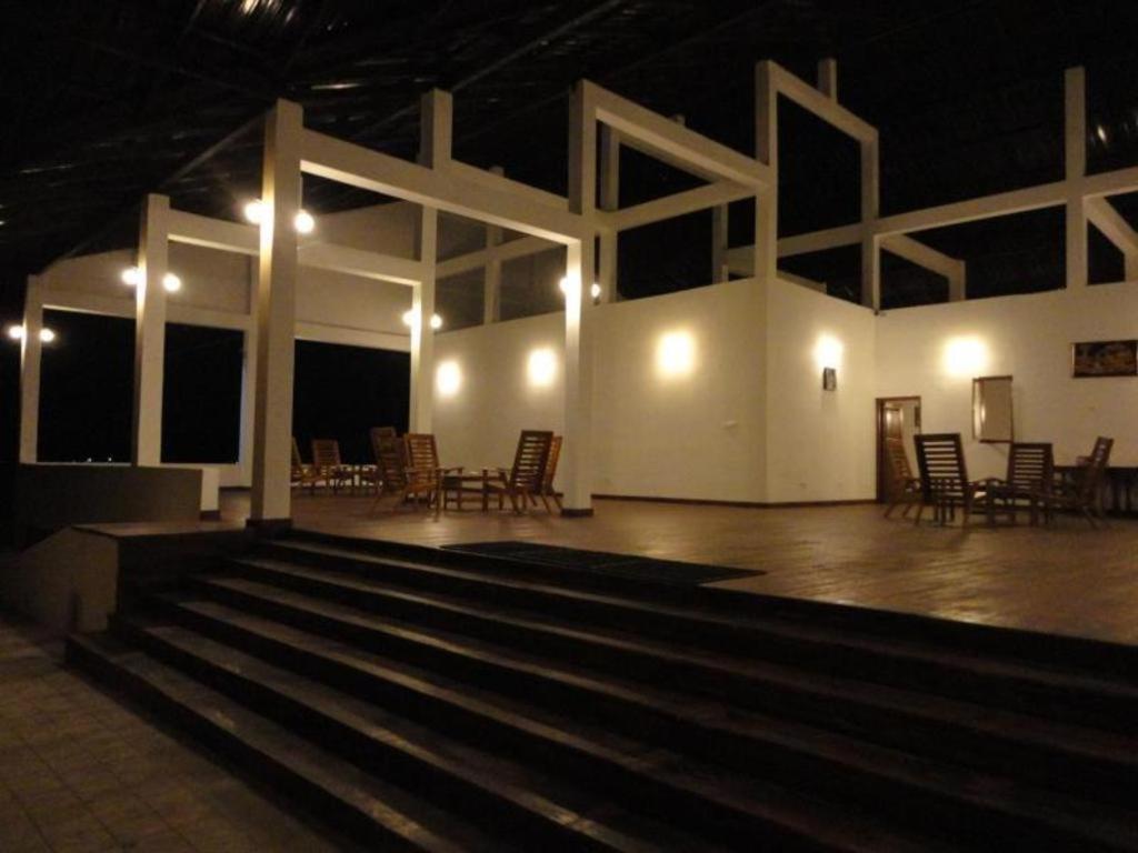 Naaval Hotel Батикалоа Екстериор снимка
