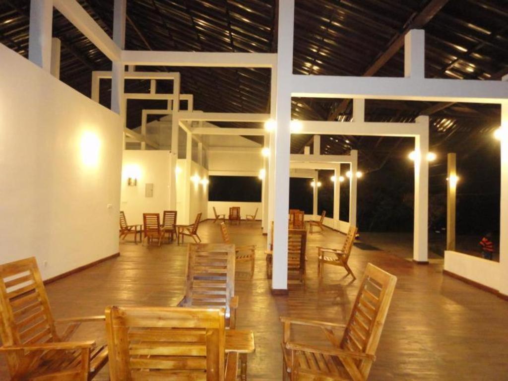 Naaval Hotel Батикалоа Екстериор снимка