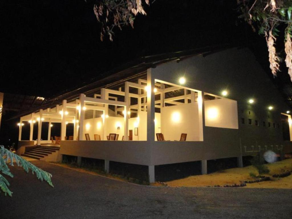 Naaval Hotel Батикалоа Екстериор снимка