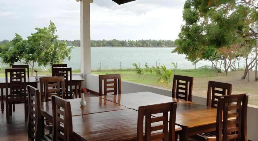 Naaval Hotel Батикалоа Екстериор снимка
