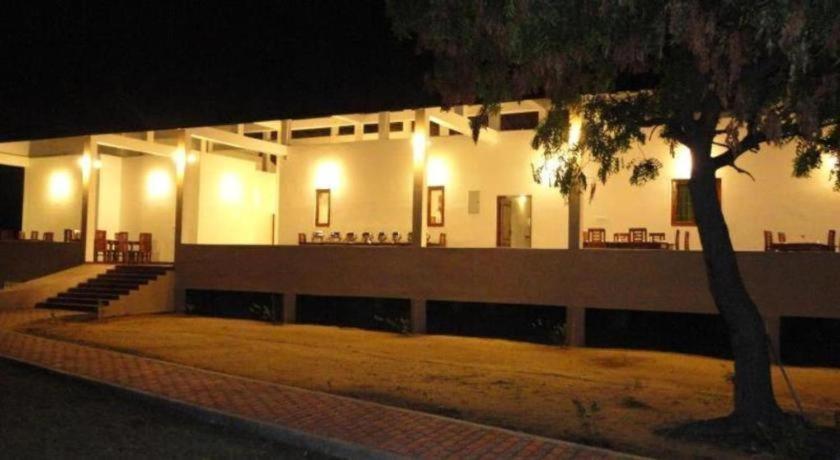Naaval Hotel Батикалоа Екстериор снимка
