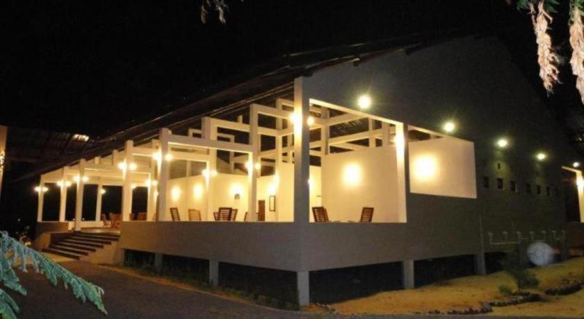 Naaval Hotel Батикалоа Екстериор снимка