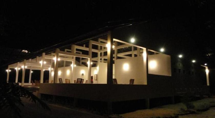 Naaval Hotel Батикалоа Екстериор снимка
