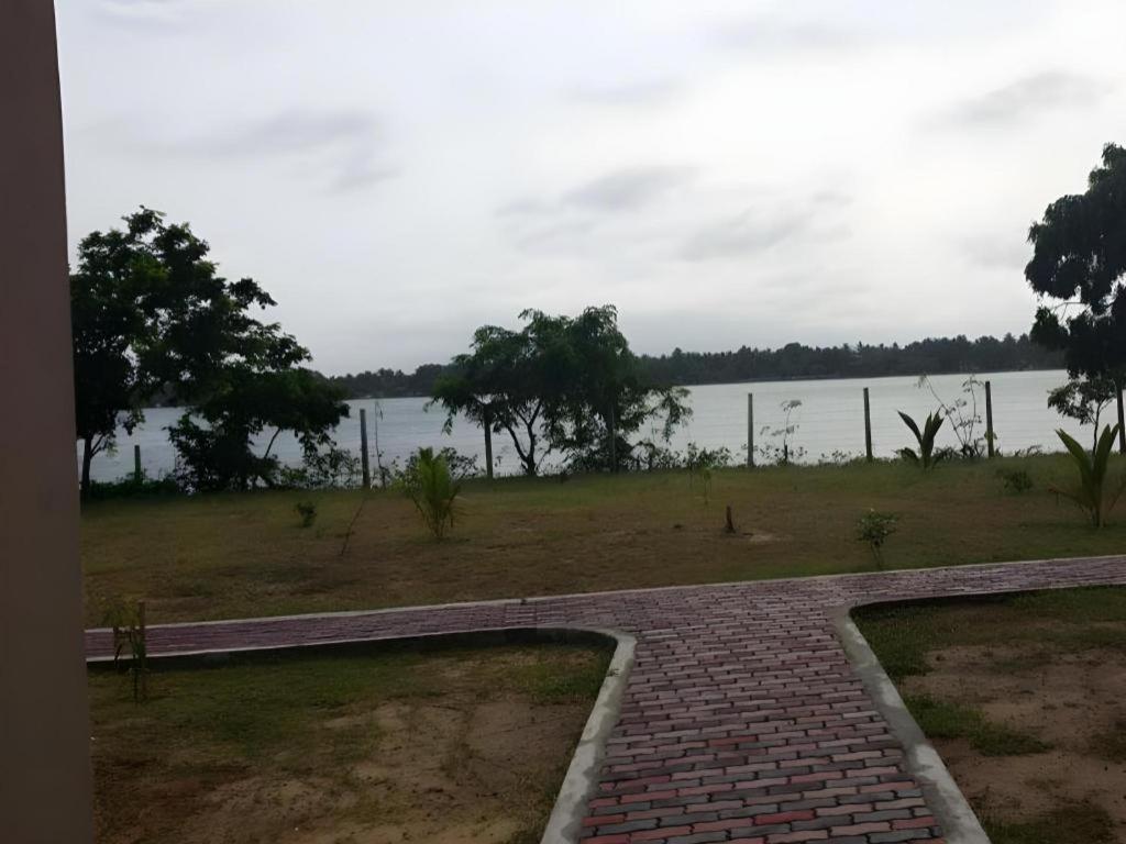 Naaval Hotel Батикалоа Екстериор снимка