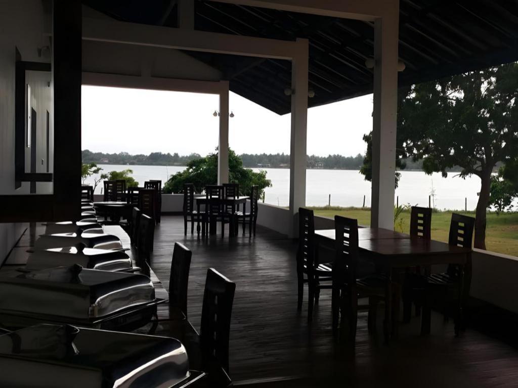 Naaval Hotel Батикалоа Екстериор снимка