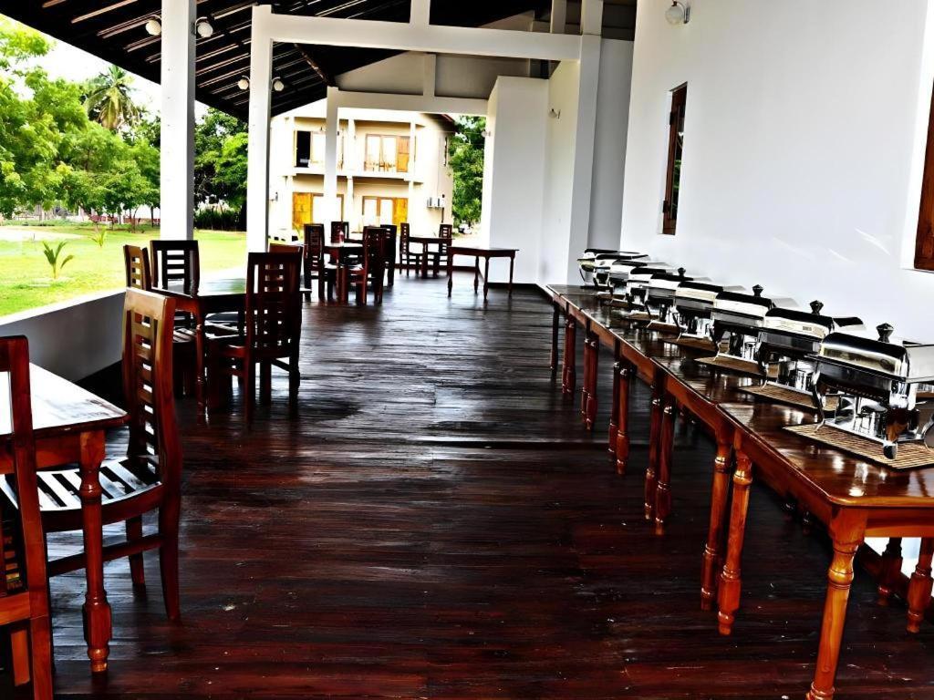 Naaval Hotel Батикалоа Екстериор снимка