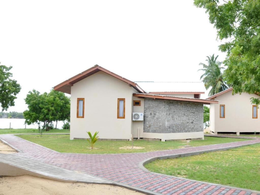 Naaval Hotel Батикалоа Екстериор снимка