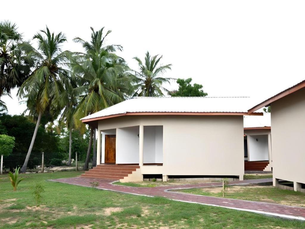 Naaval Hotel Батикалоа Екстериор снимка