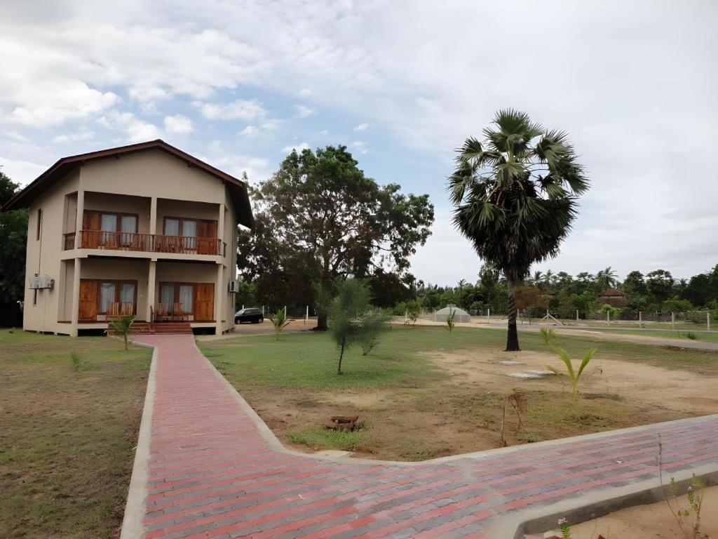 Naaval Hotel Батикалоа Екстериор снимка